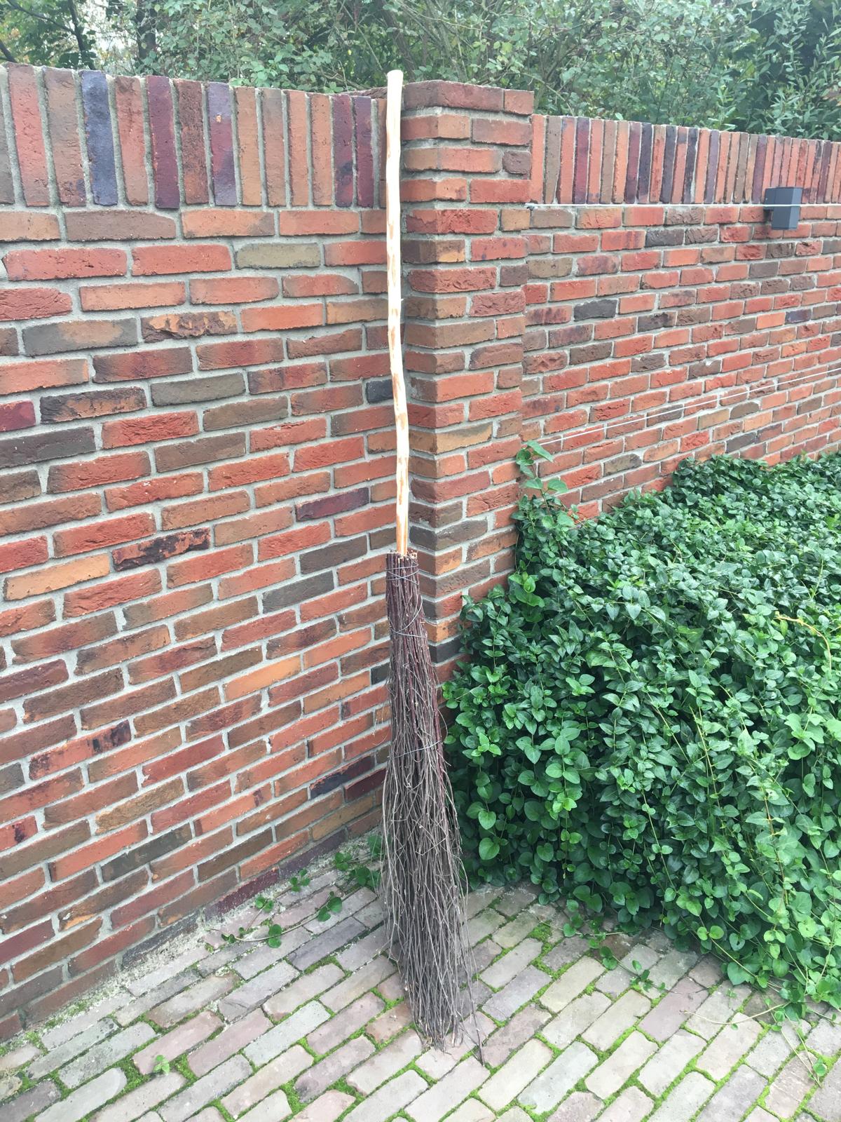 De Drentse Berkenbezem: Een tijdloos hulpmiddel voor het schoonmaken