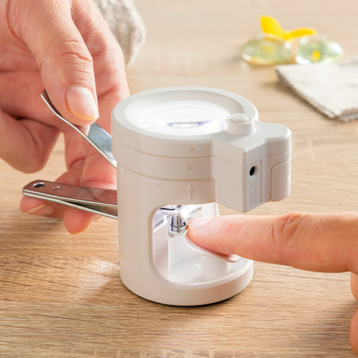 Nail Clippers with LED Light, Magnifying Glass and File Clail