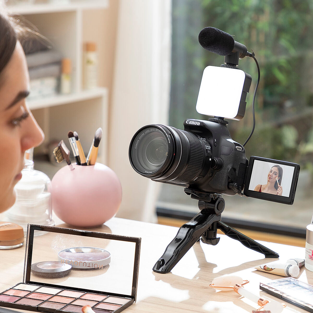 Vlogging Kit with Light, Microphone and Remote Control